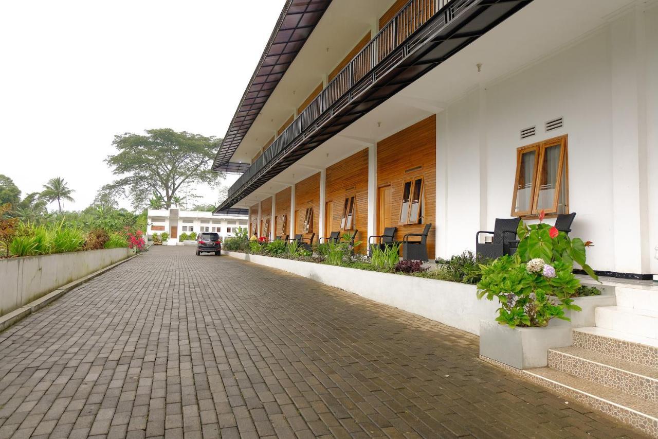 Oyo 446 Hotel Kawi Surapatha Malang Exterior foto
